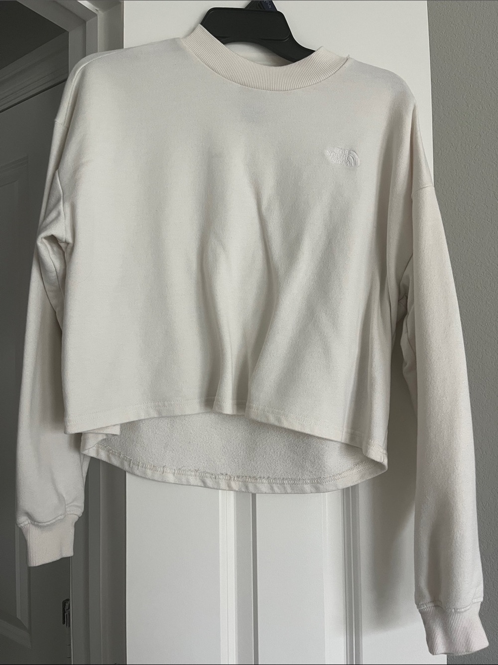 The North Face Women's Off-White Cropped Crewneck Sweatshirt